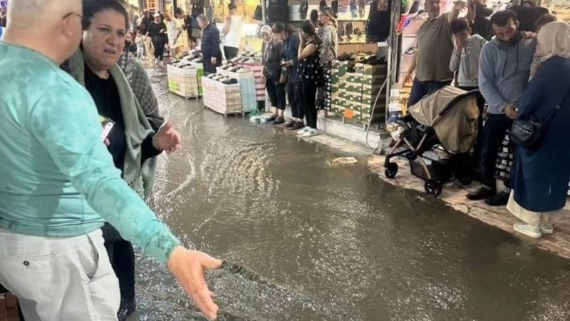 Hatay'da sağanak yağış tarihi çarşıyı göle çevirdi