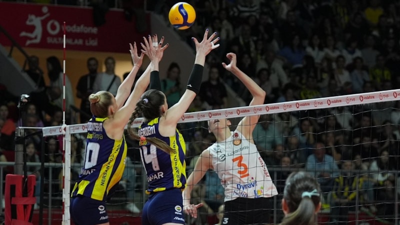 Eczacıbaşı'nı yenen Fenerbahçe final serisinde öne geçti