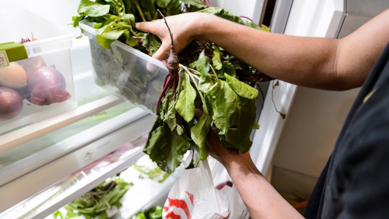 Pazarcılar üzülecek: Yeşillikleri böyle saklayın, aylarca bozulmuyor...