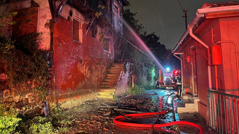 Kocaeli'de 2 katlı metruk ev alev alev yandı