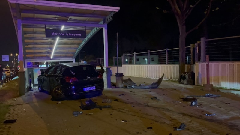 Bursa'da makas atan araç kaza yaptı: 4 yaralı