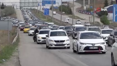 43 ilin geçiş güzergahında trafik yoğunluğu