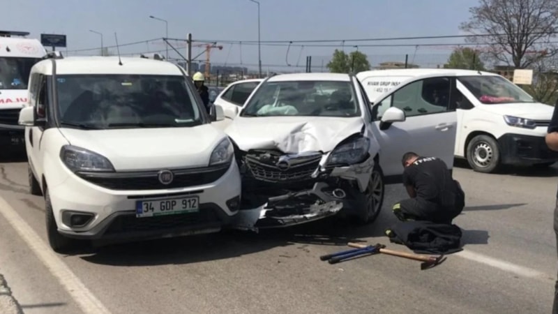 Bursa'da direksiyon başında bilincini kaybeden sürücü 3 otomobile çarptı