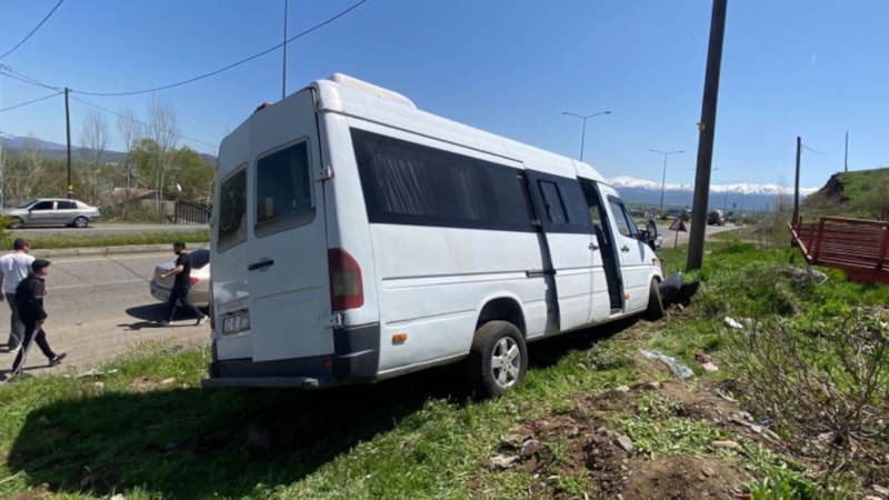 Bingöl'de minibüs ile otomobil çarpıştı: 7 yaralı