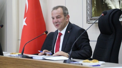 CHP’li Tanju Özcan, yeni döneme Kur’an-ı Kerim’e el basıp yemin ederek başladı