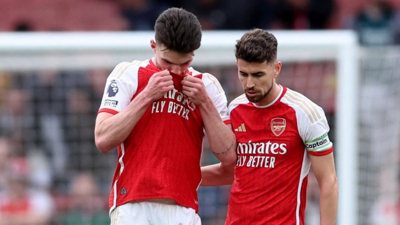 Arsenal, Aston Villa'ya kaybederek liderliği bıraktı