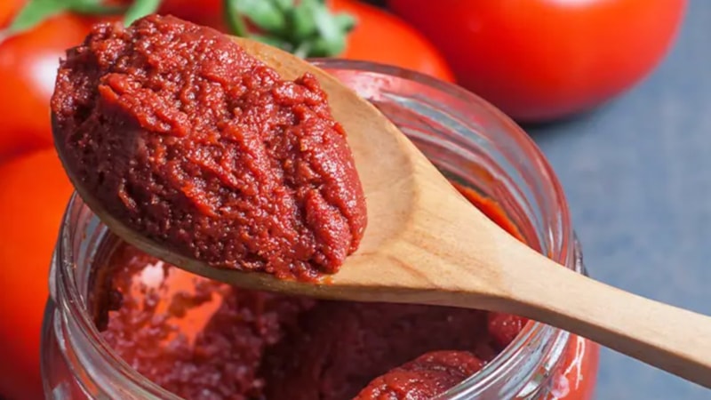 Salçanın içerisine 1 kaşık ekleyin, artık küflenmeyecek...