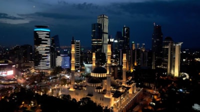 İstanbul'da gökdelenlerin arasında ışıltısıyla mest eden eser: Barbaros Hayrettin Paşa Camii