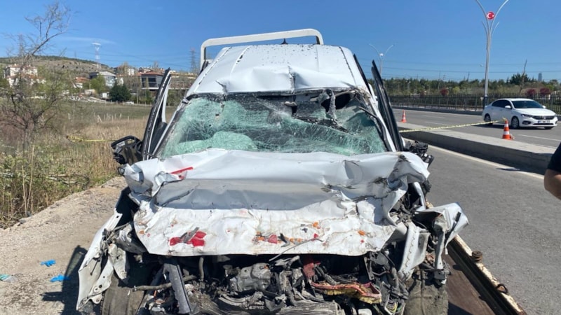 Ankara'da park halindeki kamyona çarpan otomobil hurdaya döndü