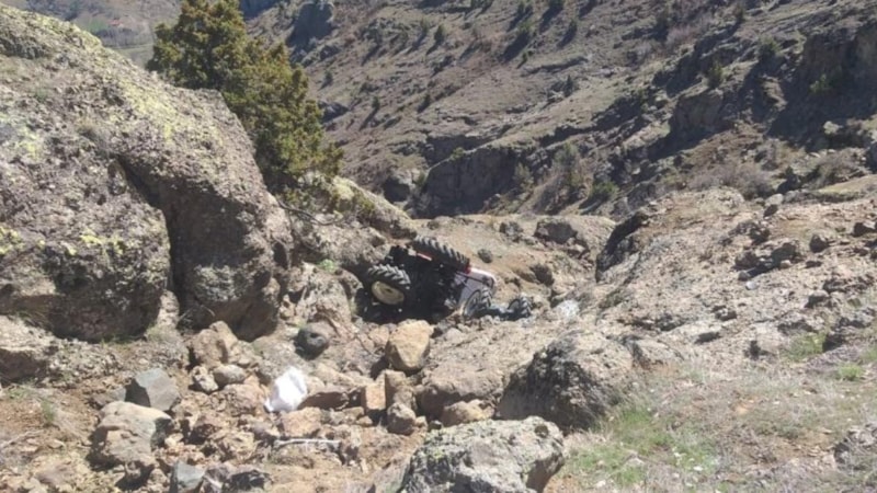 Giresun'da baba oğul uçuruma yuvarlanan traktörden atlayarak kurtuldu