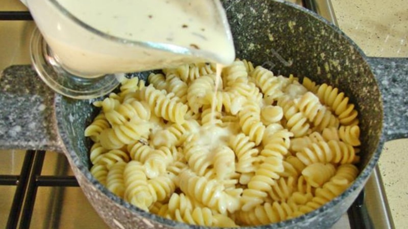 İtalyanların sırrı: Makarnayı su yerine böyle haşlayın, lezzeti arşa çıkarın