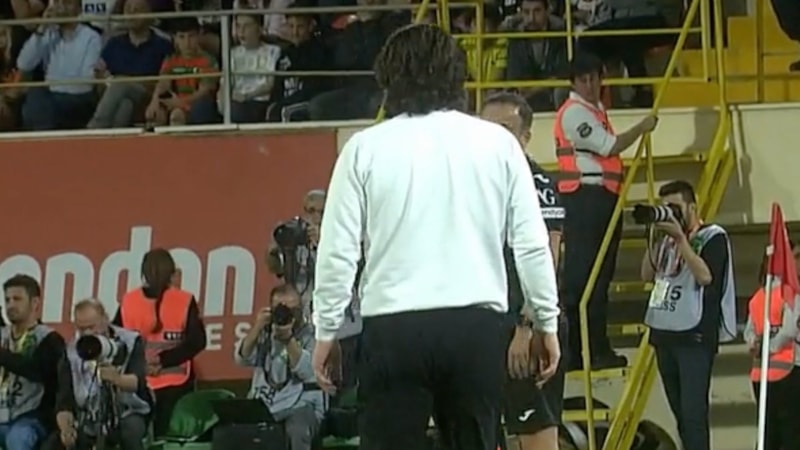 Fatih Tekke, Galatasaray maçında kırmızı kart gördü