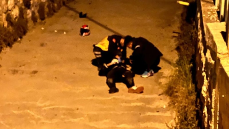 Burdur'da virajı alamayan motosikletli dereye uçtu