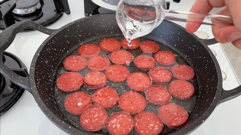 Sucuk kızartırken yarım bardak ekleyin, tadı damaklarda kalacak