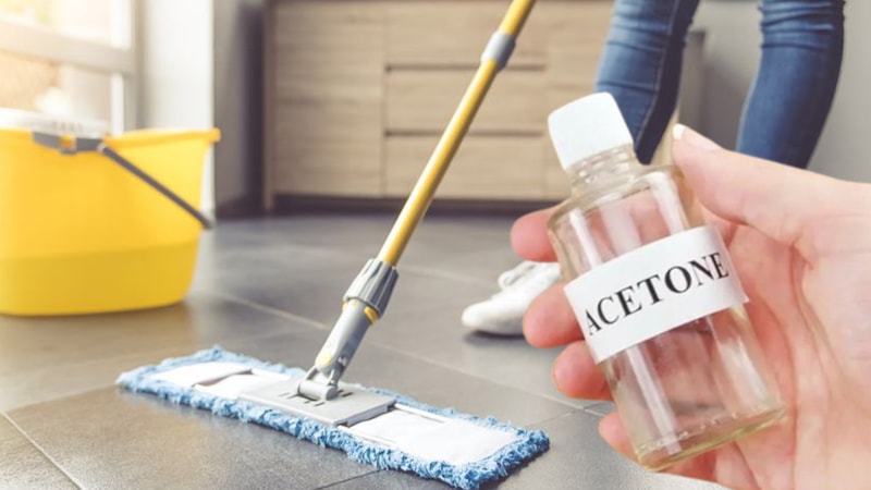 Yer silme suyuna birkaç damla damlatın, parkeler nasıl temizleniyor izleyin…