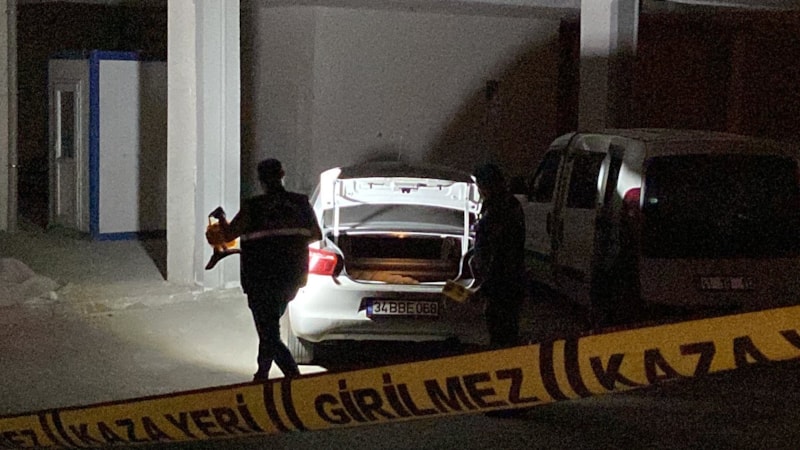 Kocaeli'de motosikletli şüpheliler park halindeki araçları kurşunladı