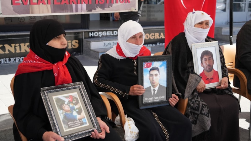 Muş'ta evlat nöbetindeki anneler çocuklarına seslendi