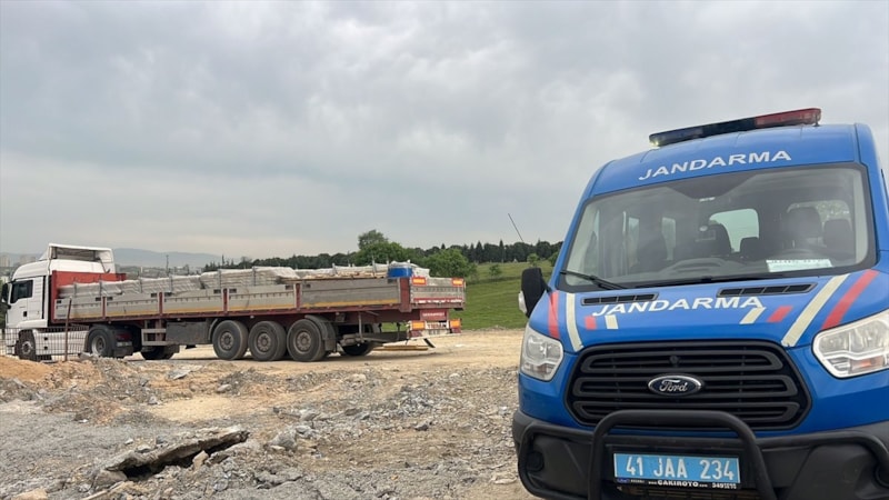 Kocaeli'de 1 ton demirin altında kalan mühendis can verdi