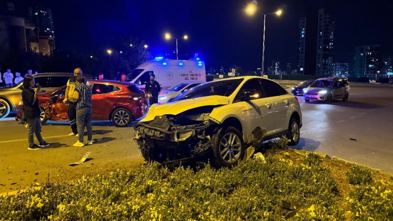 Mersin'de iki otomobil çarpıştı: 5 yaralı