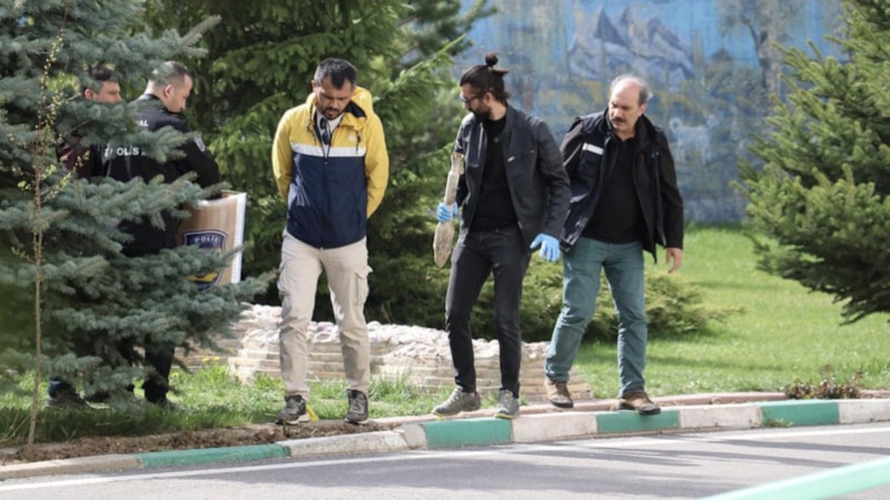 Sivas'ta kepçe operatörü kazı yaparken tanksavar mühimmatı buldu