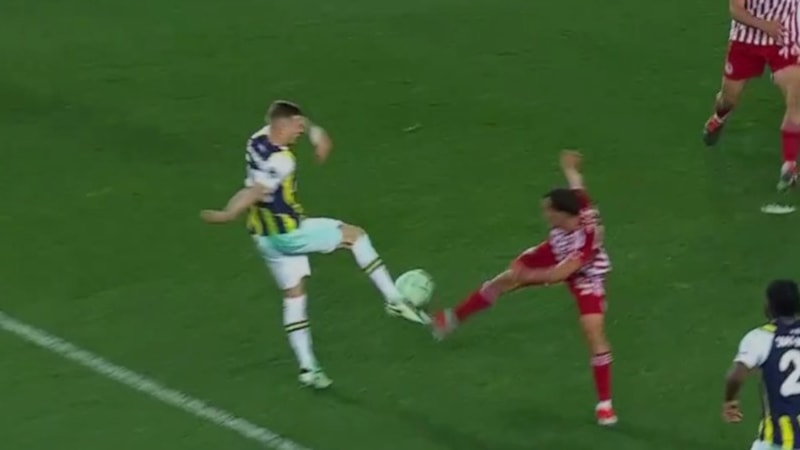 Fenerbahçe penaltı bekledi! Alman hakem devam dedi