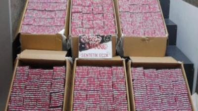 İzmir'de kargo firmasına operasyon: 120 binden fazla hap ele geçirildi