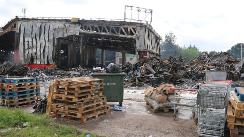 Kocaeli'de market deposunda çıkan yangının hasar tespiti yapıldı