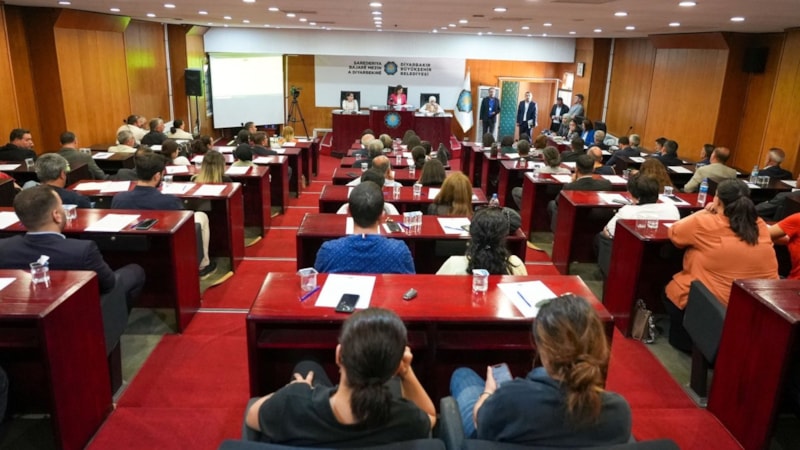 Diyarbakır’da meclis toplantısında bayrağı kaldırmışlardı: Görüntülere rağmen reddettiler