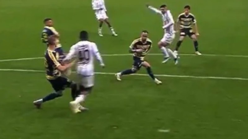 Beşiktaş penaltı bekledi! Hakem oyunu sürdürdü