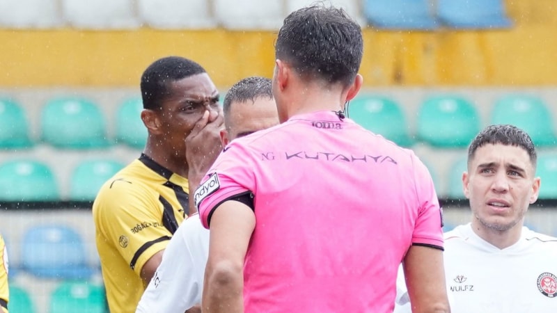 İstanbulspor - Fatih Karagümrük maçında garip anlar: Hakemin kararı sonrası sahayı terk etmek istedi