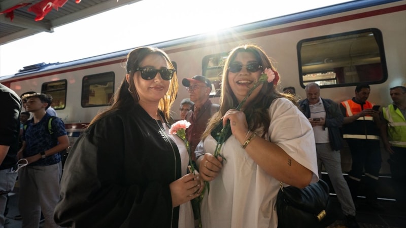 İlk seferine çıkan Turistik Diyarbakır Ekspresi'ne coşkulu karşılama
