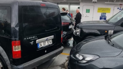 İstanbul'da fırtına etkisi: Arabalı vapurda dalgalar araçların camını kırdı