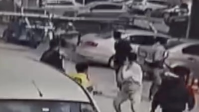 Konya'da baz istasyonu direği otomobilin üzerine düştü