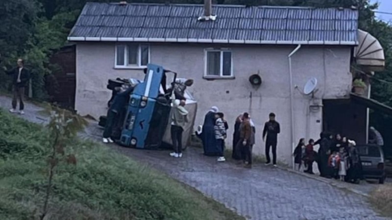 Kocaeli'de devrilen kamyonetin kasasındaki çocuklar ölümden döndü