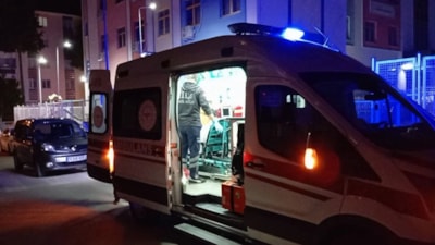 Çorum'da okul bahçesinde oturan genç bıçaklı saldırıya uğradı