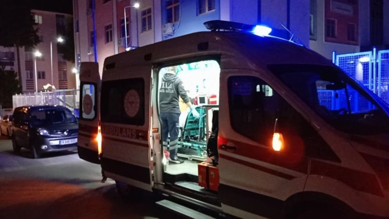 Çorum'da okul bahçesinde oturan genç bıçaklı saldırıya uğradı