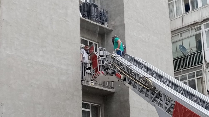 Eskişehir'de polisten saklanan şahıs komşusunun balkonunda mahsur kaldı