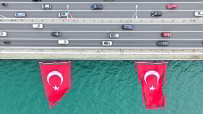 23 Nisan'da Türk bayrakları 15 Temmuz Şehitler Köprüsü'nde dalgalandı