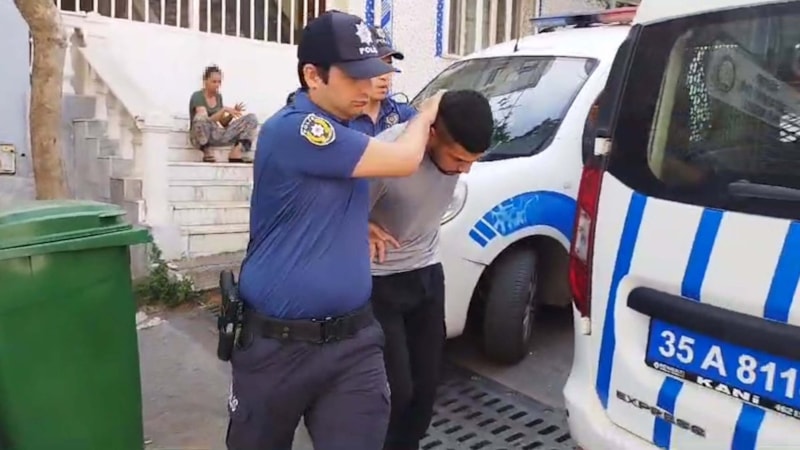 İzmir'de 'yan baktın' kavgası: Sırtından bıçakladı