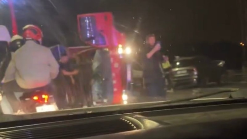 FSM Köprüsü'nde kamyon ile otomobil çarpıştı: 2 yaralı