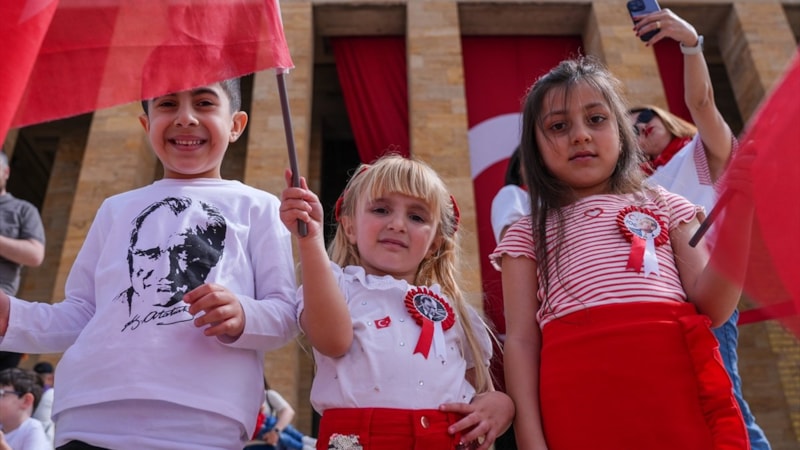 23 Nisan'da Anıtkabir binlerce ziyaretçiyi ağırladı