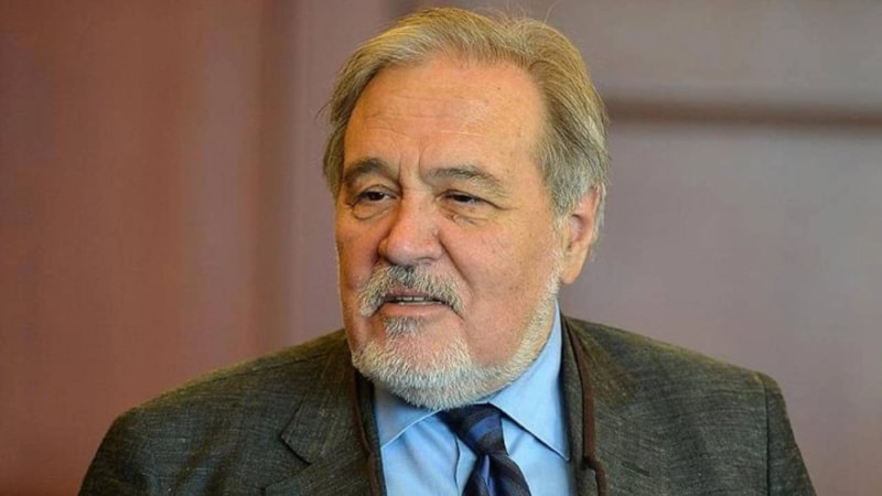 İlber Ortaylı uçakta rahatsızlandı