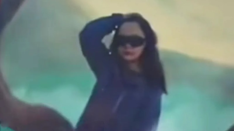 Fotoğraf çektirmek isteyen Çinli turist yanardağın içine düştü