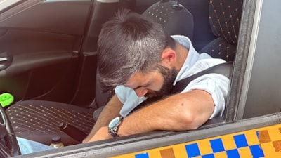 İstanbul'da kaza sonrası taksici araçta sızdı: Polisi görünce kaçtı