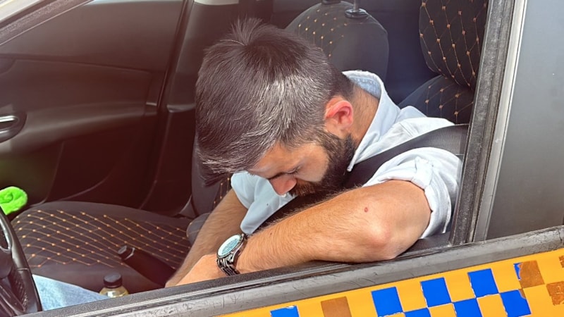 İstanbul'da kaza sonrası taksici araçta sızdı: Polisi görünce kaçtı