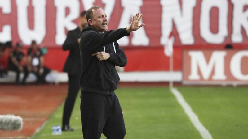 Sergen Yalçın Fenerbahçe ve Beşiktaş'tan teklif bekliyor