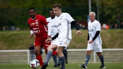 Macron, futbol efsaneleriyle yardım maçına çıktı
