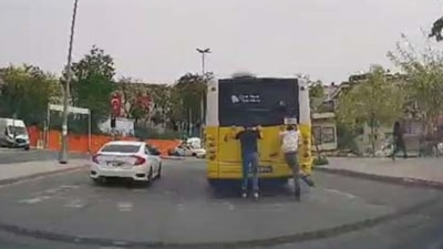 İstanbul Küçükçekmece'de patenli gençlerin tehlikeli yolculuğu