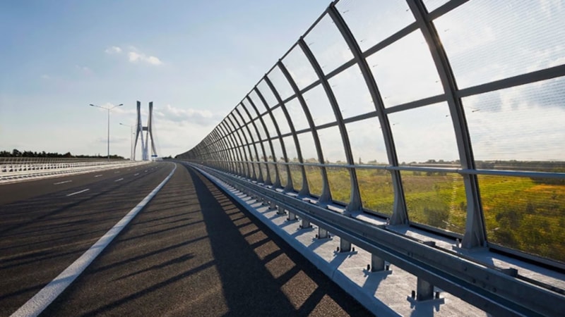 Yol kenarlarında bulunan bu yüksek bariyerler bakın ne işe yarıyormuş…