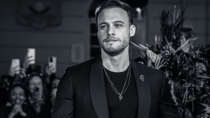 Oyuncu Kerem Bürsin'den kas şov! Ayna karşısında poz verdi